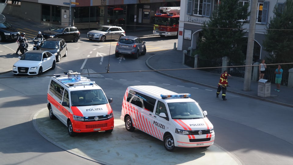 Purtret da dus bus da polizia amez la rondella da la punt a la Plessur. 