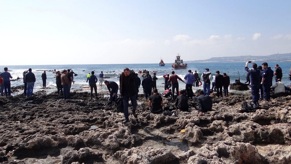 Migrants illegals che vegnan a la riva sin l’insla greca Rhodos.