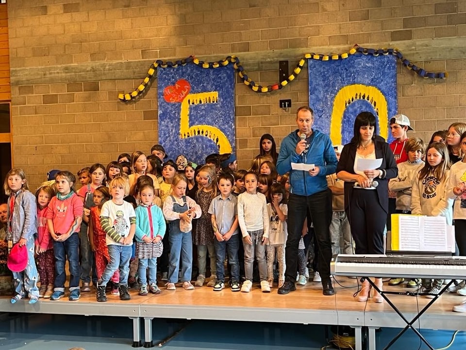 Die Kinder haben am Jubiläumsfest des Schulhauses Sils  auch gesungen.