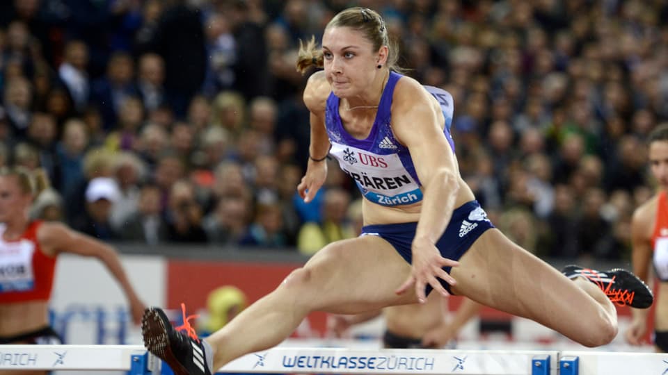 atleta Noemi Zbären cura sur l'obstachel