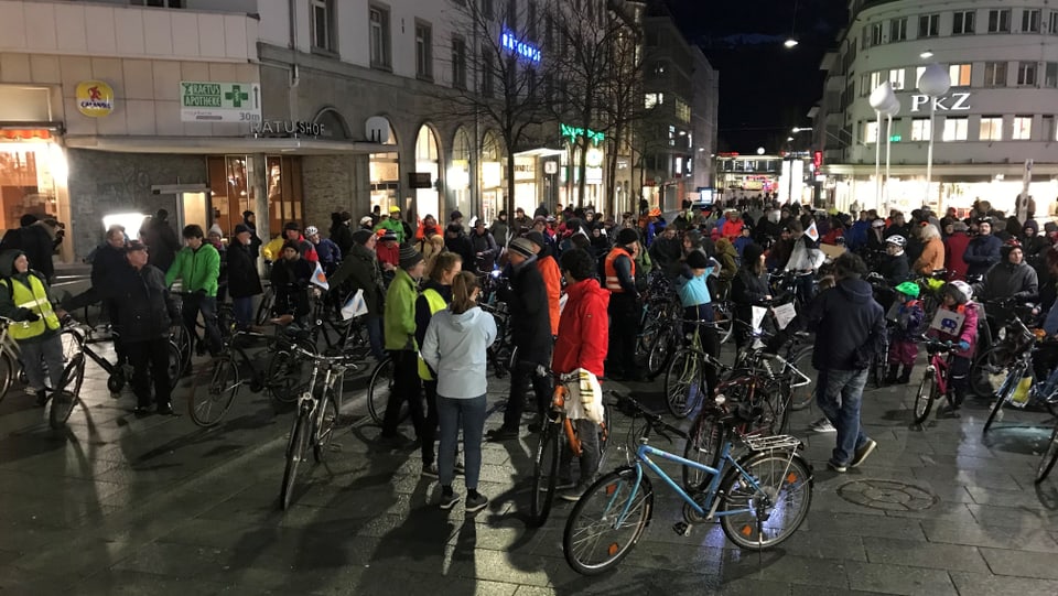 Demonstrants cun velo.