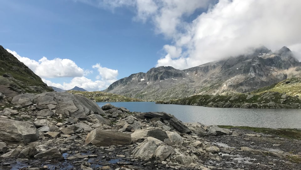 Cunzunt lais sco il "Lai Blau" pon carmalar ina massa viandants.