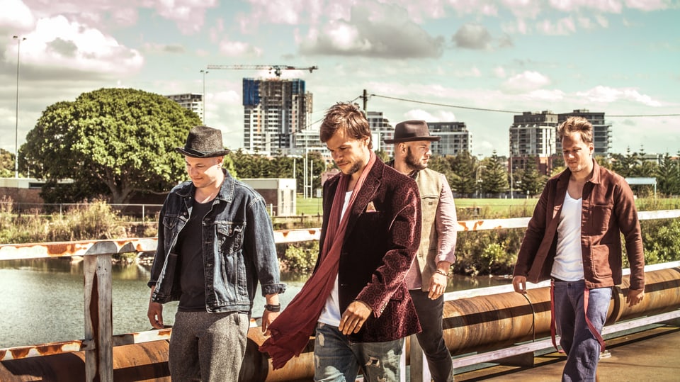 77 Bombay Street ils quatter da la band spassegiond sper in flum