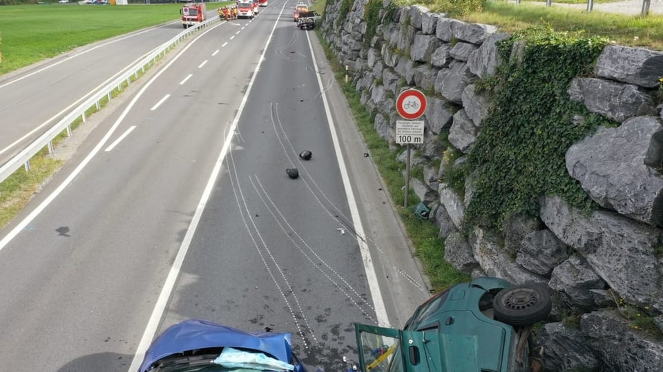 Involvids en l'accident èn stads trais autos e dus mopeds. 