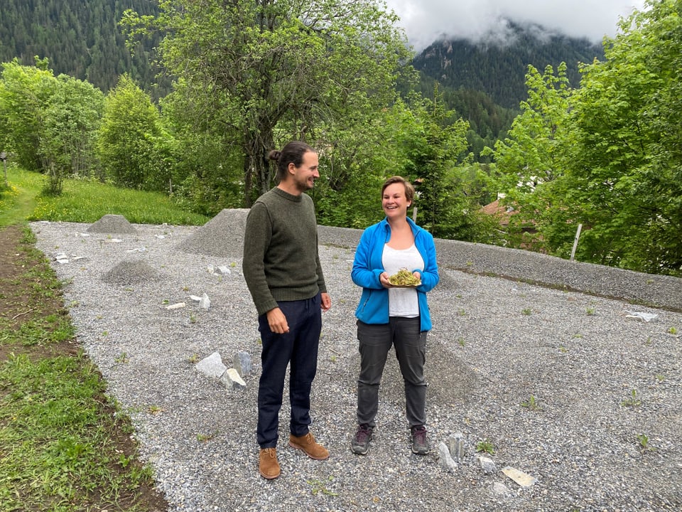 L'artist Mirko Baselgia e Regina Lenz dal Parc Ela.