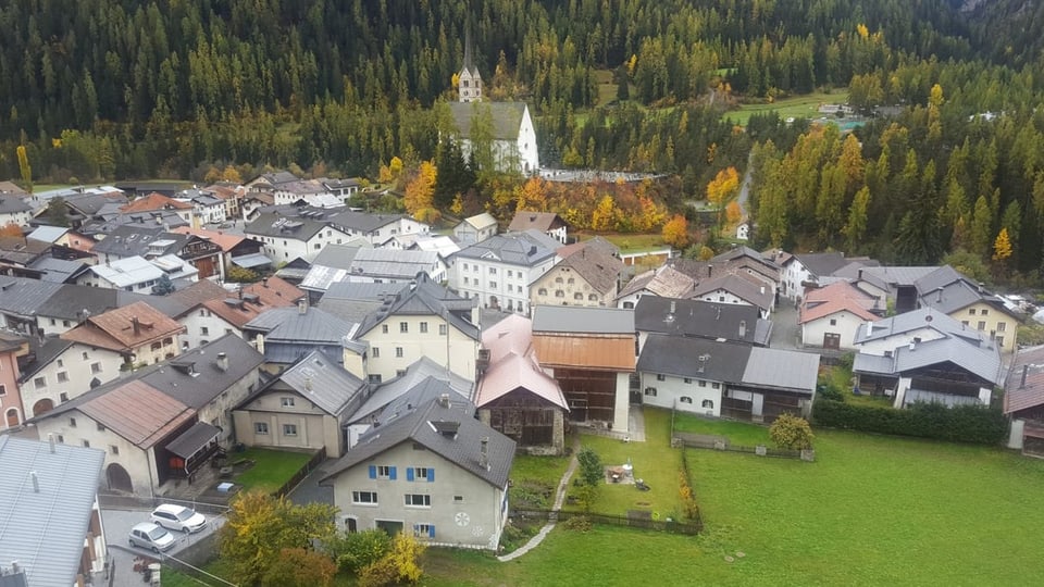 La vischnanca da Scuol cun la baselgia