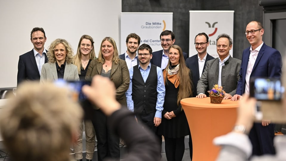Kandidatinnen und Kandidaten der Mitte Graubünden posieren nach der Nomination für die Eidgenössischen Wahlen 2023.