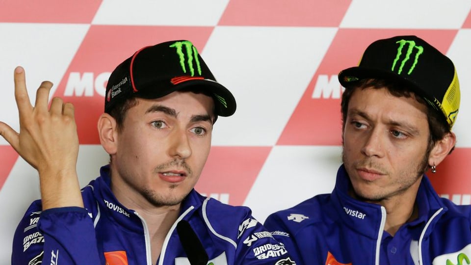 Valentino Rossi (dretg) ha anc in avantatg da 7 puncts sin Jorge Lorenzo.