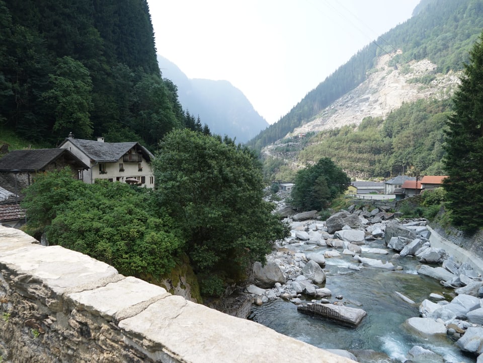 En il perimeter dal parc è era ina chava da crappa ch'è da vesair davos da maun dretg.