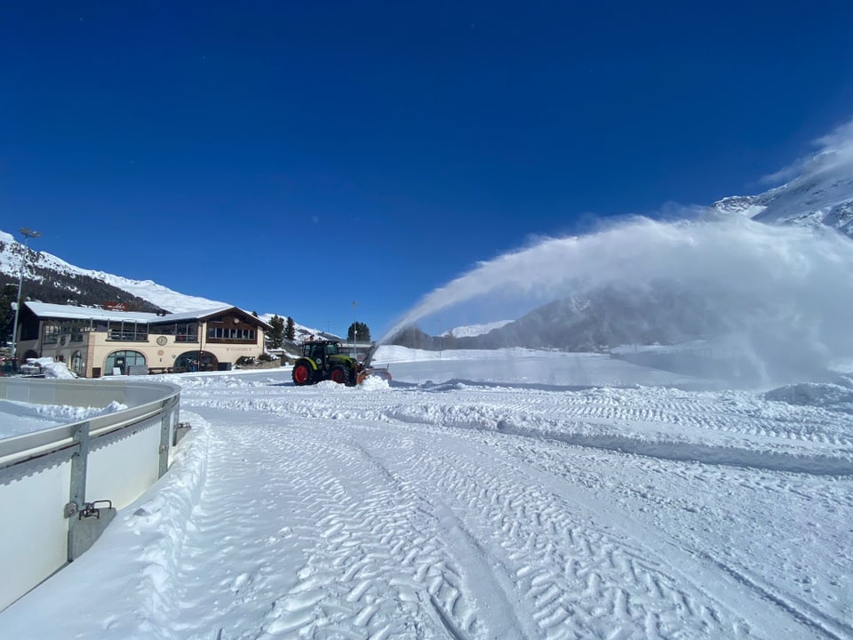 Engadin Skimarathon – alternativer Start in Silvaplana: Noch einmal müssen grosse Schneemassen geräumt werden.