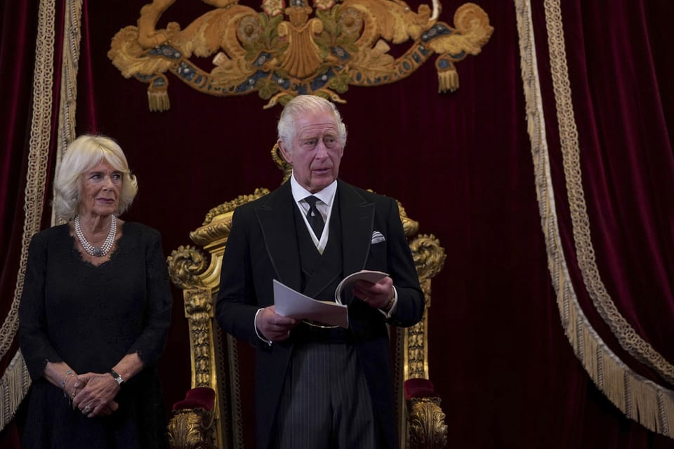 Charles III e sia dunna Camilla durant la proclamaziun.