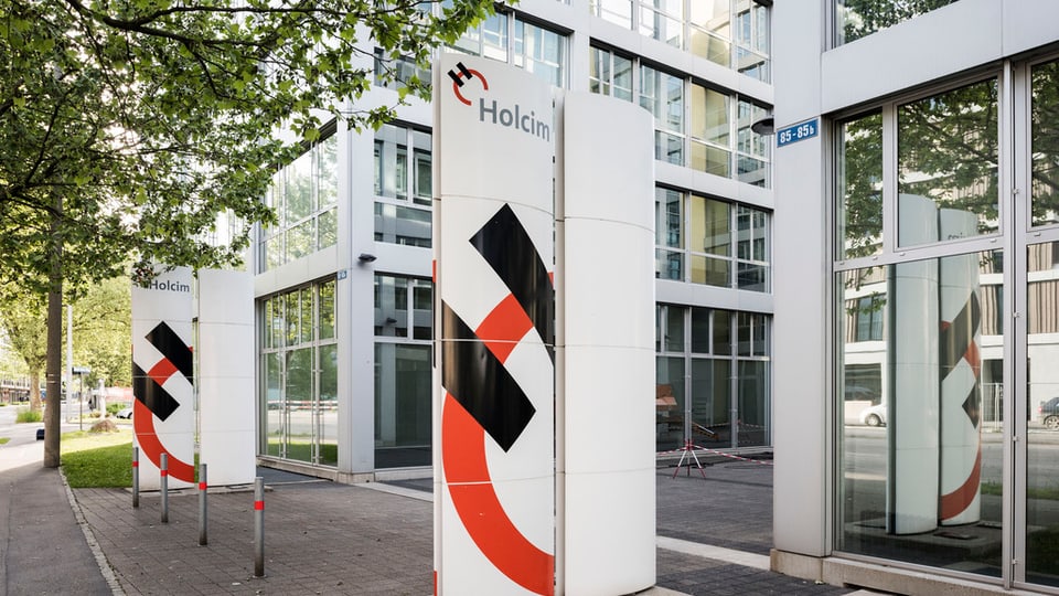 Il logo da Holcim avant la sedia principala a Turitg.