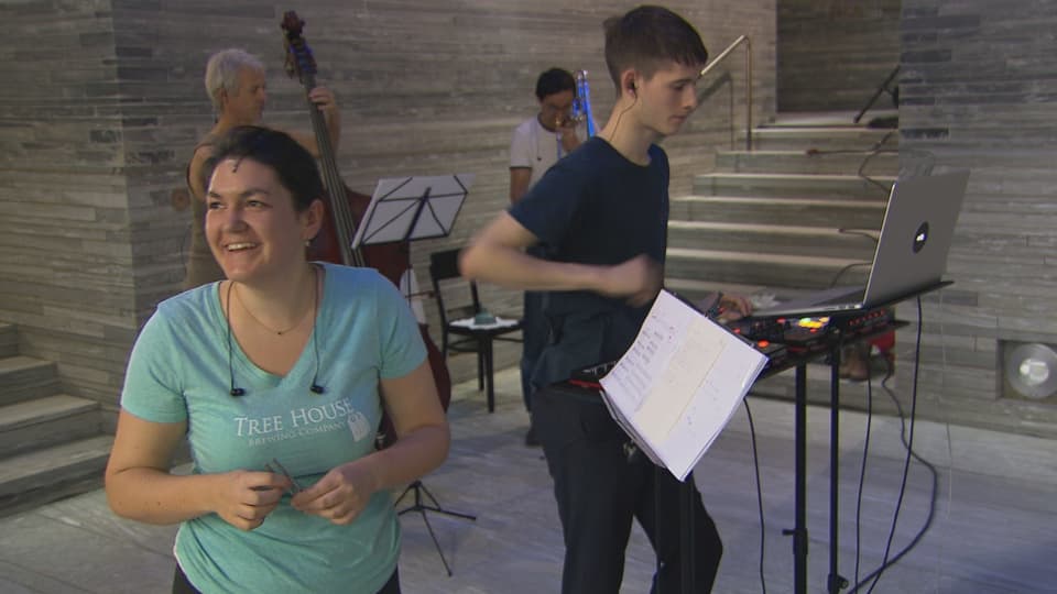 la sopranista Sara-Bigna Janett durant l'emprova generala en la terma da Val