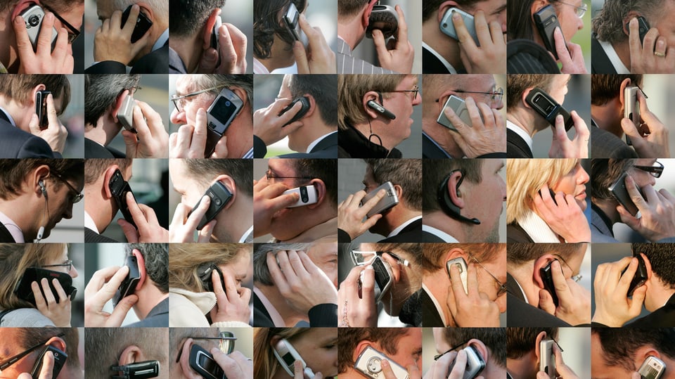 bleras persunas telefoneschan cun telefonin