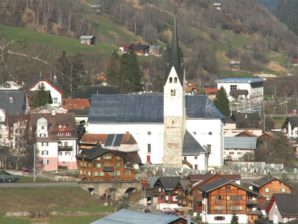 Il vitg da Trun cun la baselgia da San Martin.